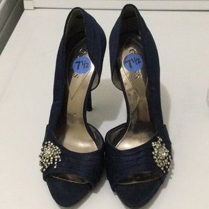 Guess Navy Blue stiletto heels with rhinestone pin size 7.1/2